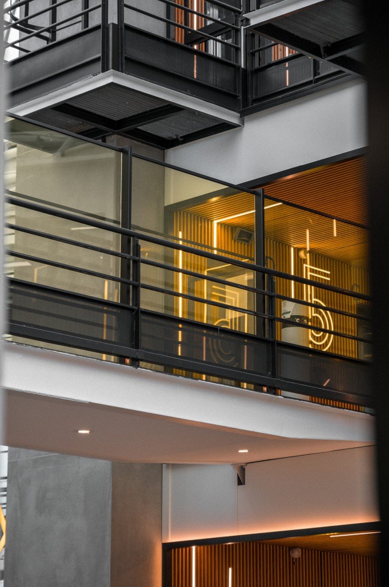 glass baluster railing