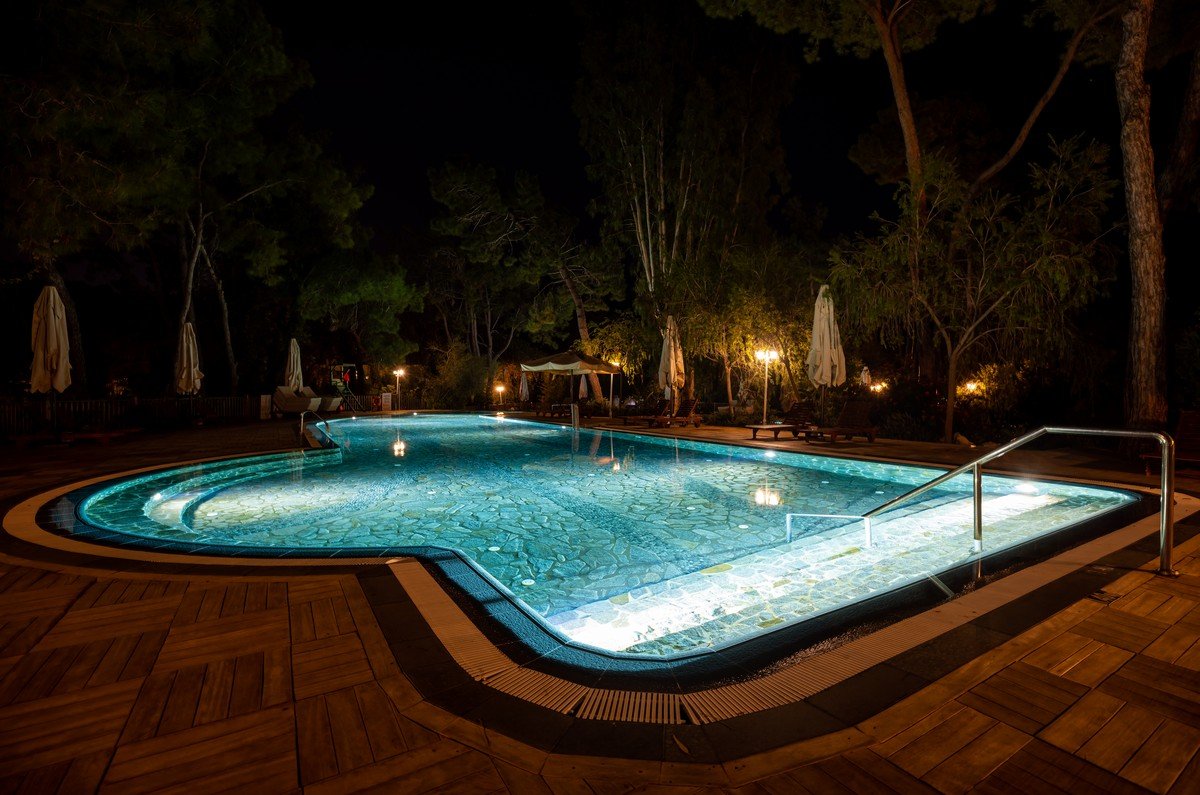 swimming pool lights underwater