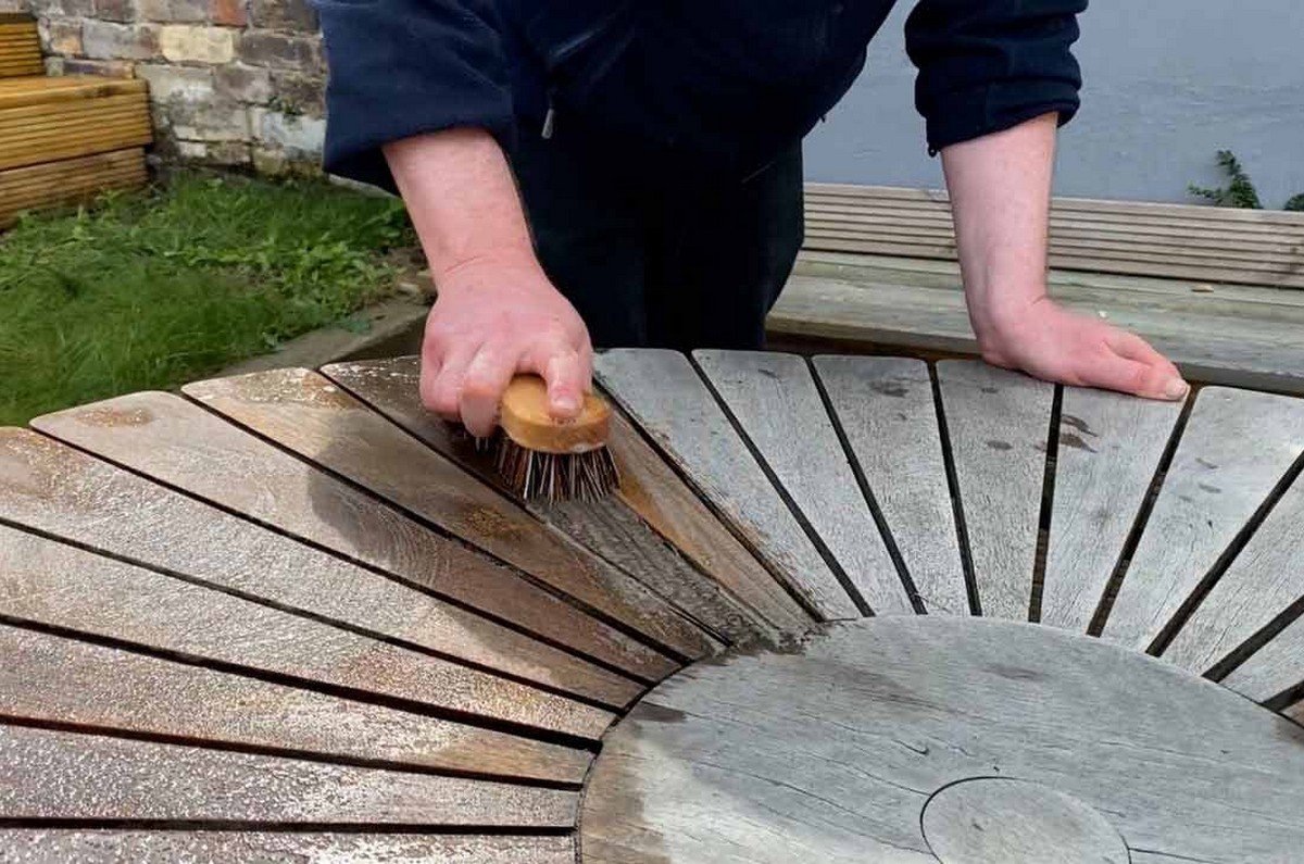 Dubai outdoor furniture and pergola cleaning