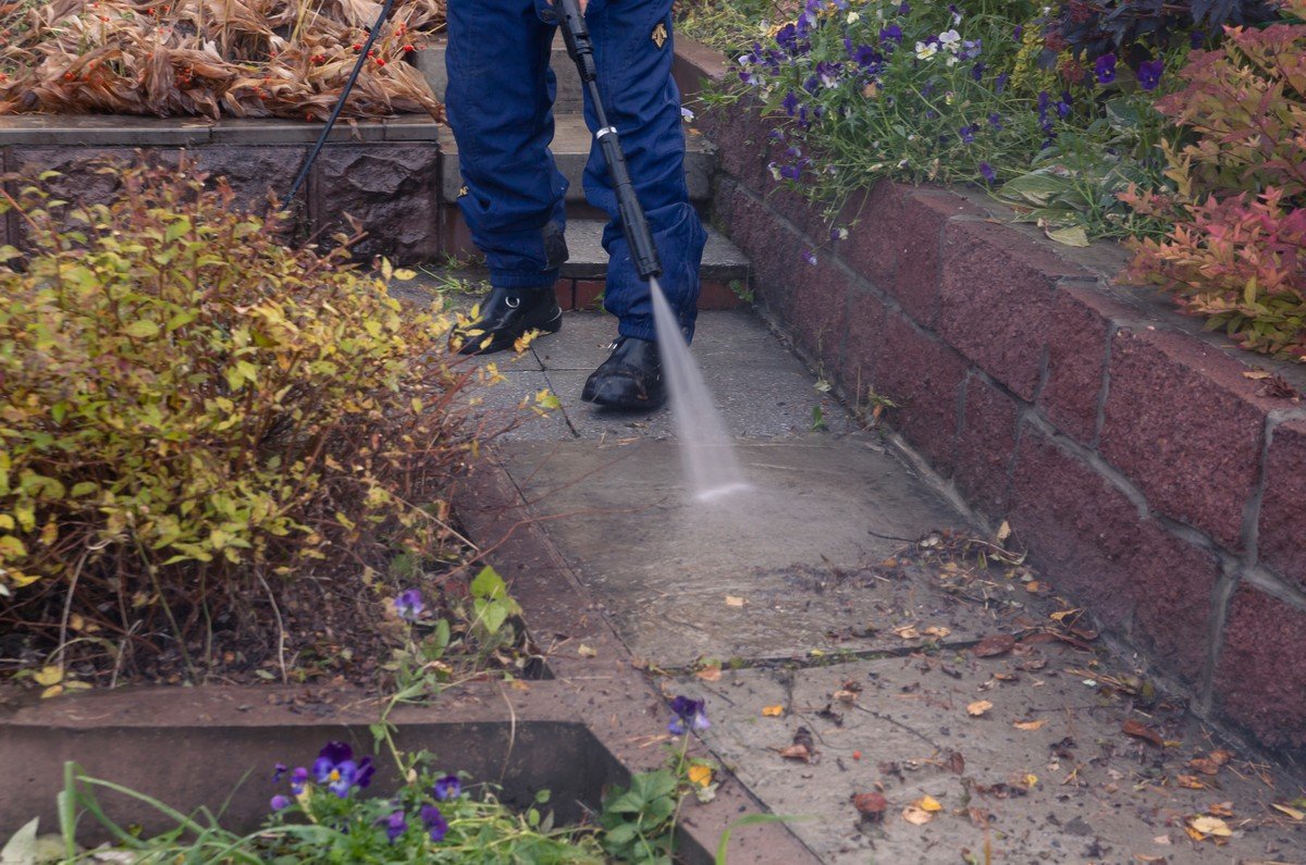 garden pathways cleaning services in Dubai