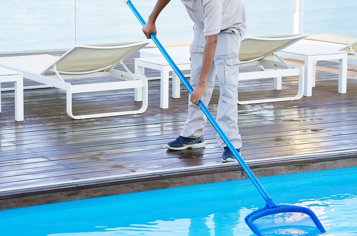 swimming pool cleaning dubai